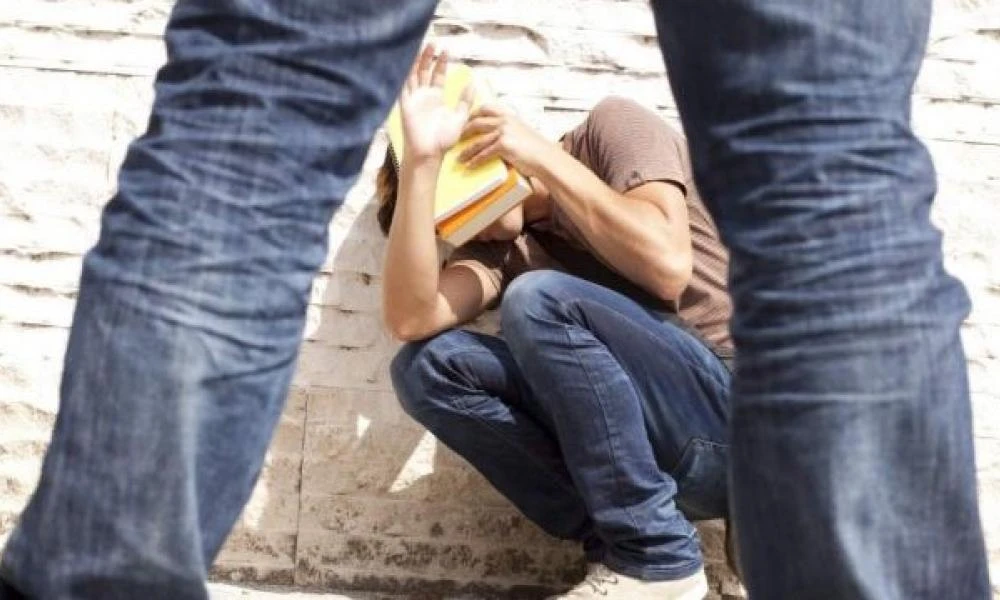 Σοκ στο Περιστέρι: 14 άτομα ξυλοκόπησαν 17χρονο έξω από σχολείο - Το θύμα νοσηλεύτηκε